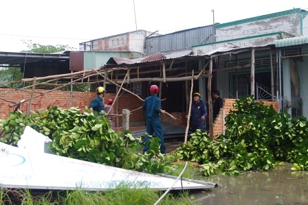 Lốc xoáy làm hơn 30 căn nhà sập và tốc mái - 3 Các ban ngành, đoàn thể giúp dân sửa lại nhà