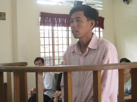 Thầy giáo lấy điểm “gạ tình” bị phạt 2 năm tù treo - 1 Bị cáo Nguyễn Văn Hoàng trước vành móng ngựa