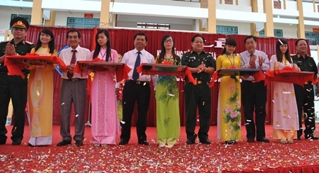 Các đại biểu cắt băng khánh thành đưa trung tâm Giáo dục Quốc phòng vào sử dụng.