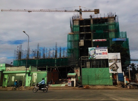 Lùm xùm công trình khách sạn 5 sao thiếu phép - 1 Công trình tổ hợp khách sạn 5 sao Mường Thanh (Cần Thơ) thiếu phép nhưng vẫn đang thi công rầm rộ