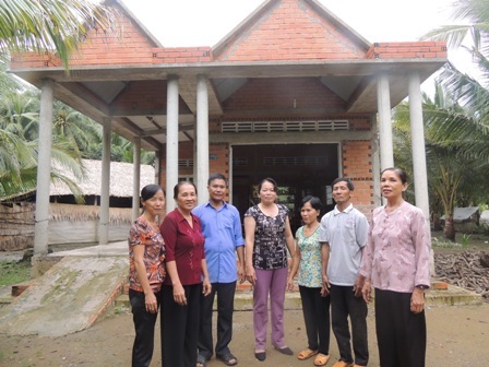 Cả xóm hùn vàng cho một người xây nhà - 2 Hội phụ nữ xã Trung Chánh thăm gia bà Huỳnh Lệ Hừng