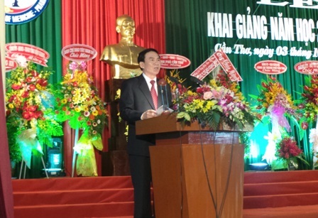ĐH Y dược Cần Thơ chào đón 2.500 tân sinh viên - 1 GS. TS. Phạm Văn Lình - hiệu trưởng Trường ĐH Y dược Cần Thơ phát biểu tại lễ khai giảng.