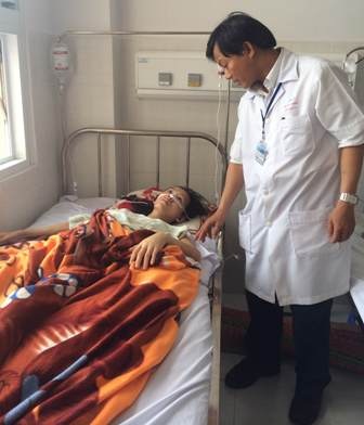 Bệnh nhân Bé Ba tỉnh táo, tiếp xúc tốt còn em bé con của bệnh nhân cũng khỏe mạnh, bú tốt