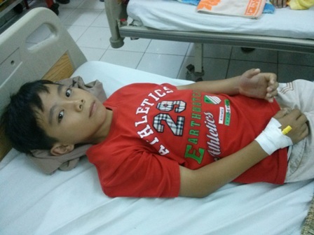 Cháu Tăng Hữu Hưng bị rắn tấn công khi đang ngủ trong nhà