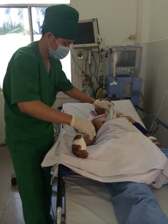 Đứng xem hoa mận, bị rắn lục lao vào cắn  - 3 Bác sĩ đang kiểm tra và thăm khám lại vết thương cho ông Năm