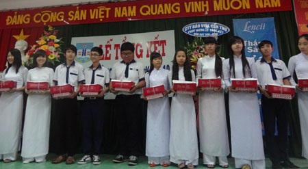 Cần Thơ: Trao 200 phần quà cho học sinh nghèo - 1 Cần Thơ: Trao 200 phần quà cho học sinh nghèo
