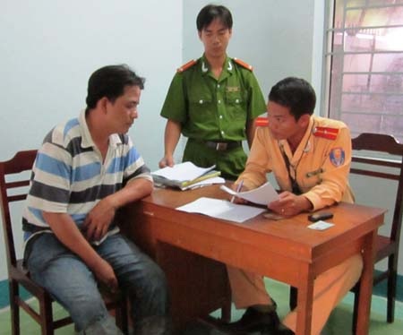 Vi phạm giao thông, tấn công CSGT để cướp súng