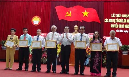 Cần Thơ: Tuyên dương và tiếp nhận các cá nhân, tập thể ủng hộ quỹ Khuyến học - 1 Cần Thơ: Tuyên dương và tiếp nhận các cá nhân, tập thể ủng hộ quỹ Khuyến học