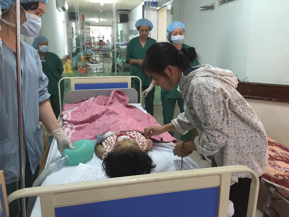 Bé Thanh Mai đã không chiến thắng được bệnh tật - 2 Mẹ bé Thanh Mai dặn dò con trước khi về nhà.