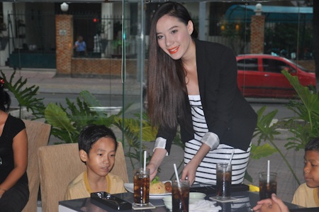 Chung Thục Quyên "ghi điểm" với gia đình người yêu - 11