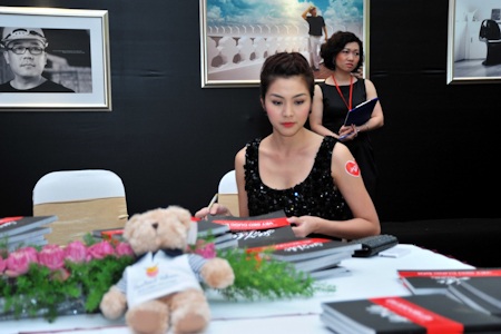 Ngô Thanh Vân gây "sốt" bằng nụ hôn của mình - 4 Ngô Thanh Vân gây "sốt" bằng nụ hôn của mình - 4