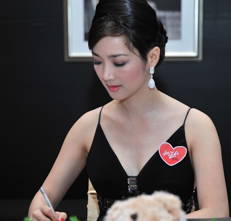 Ngô Thanh Vân gây "sốt" bằng nụ hôn của mình - 5 Ngô Thanh Vân gây "sốt" bằng nụ hôn của mình - 5