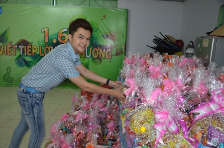 Nam Cường đến với thiếu nhi nhân ngày 1/6 - 2 Nam Cường đến với thiếu nhi nhân ngày 1/6 - 2