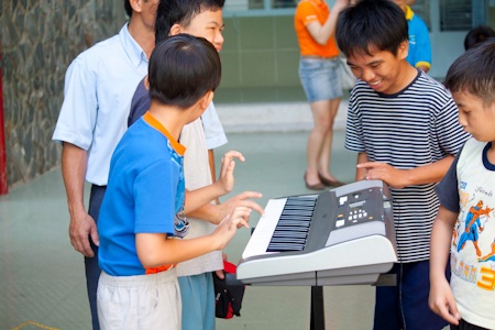 Tuyết Lan tặng đàn Organ cho trẻ em khuyết tật - 3 Tuyết Lan tặng đàn Organ cho trẻ em khuyết tật - 3