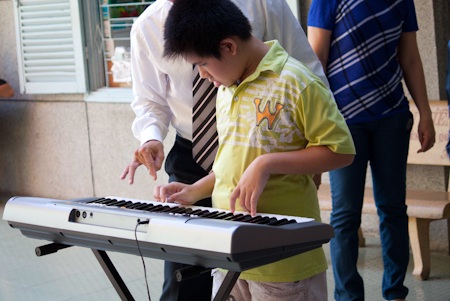 Tuyết Lan tặng đàn Organ cho trẻ em khuyết tật - 2 Tuyết Lan tặng đàn Organ cho trẻ em khuyết tật - 2