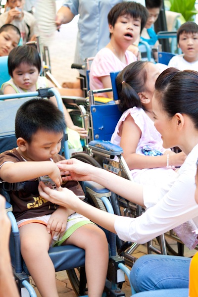 Tuyết Lan tặng đàn Organ cho trẻ em khuyết tật - 4 Tuyết Lan tặng đàn Organ cho trẻ em khuyết tật - 4