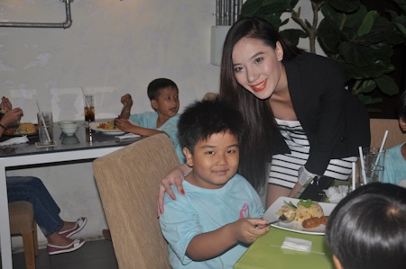 Chung Thục Quyên "ghi điểm" với gia đình người yêu - 9