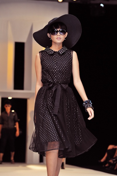 Hoàng Yến không áo lót trên sân khấu - 11 Hoàng Yến không áo lót trên sân khấu - 11