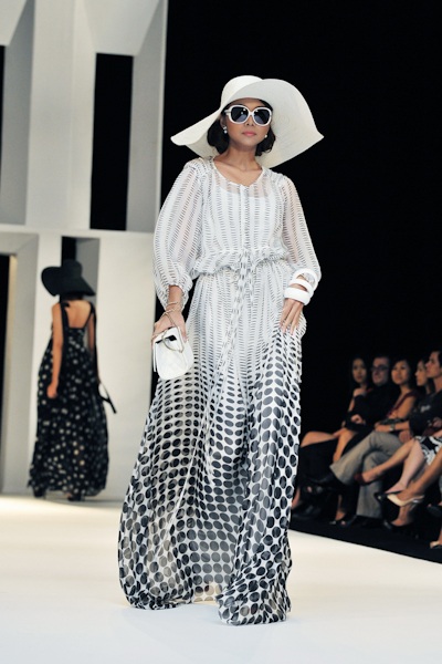 Hoàng Yến không áo lót trên sân khấu - 5 Hoàng Yến không áo lót trên sân khấu - 5