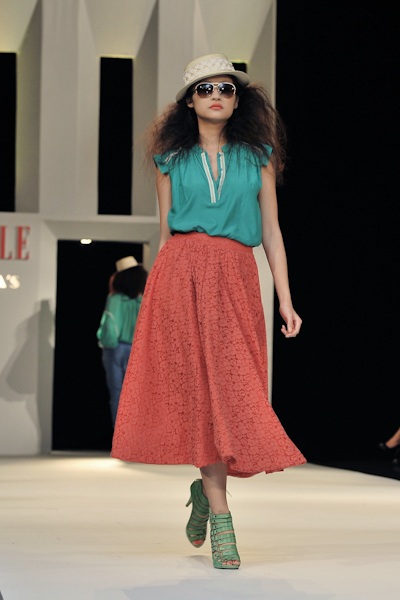 Hoàng Yến không áo lót trên sân khấu - 13 Hoàng Yến không áo lót trên sân khấu - 13