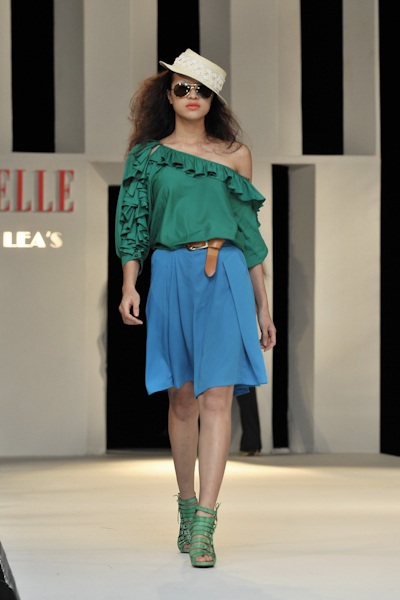 Hoàng Yến không áo lót trên sân khấu - 15 Hoàng Yến không áo lót trên sân khấu - 15