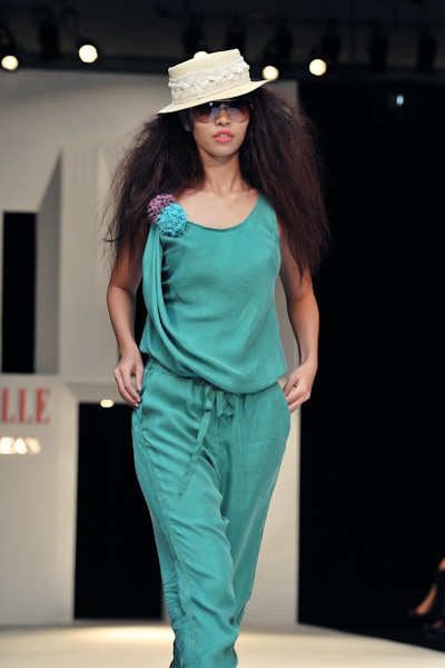 Hoàng Yến không áo lót trên sân khấu - 16 Hoàng Yến không áo lót trên sân khấu - 16