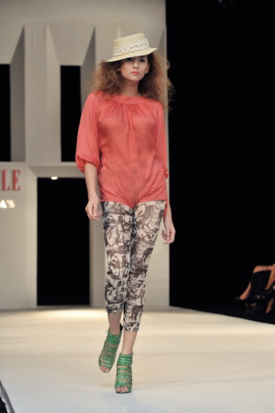 Hoàng Yến không áo lót trên sân khấu - 1 Hoàng Yến không áo lót trên sân khấu - 1