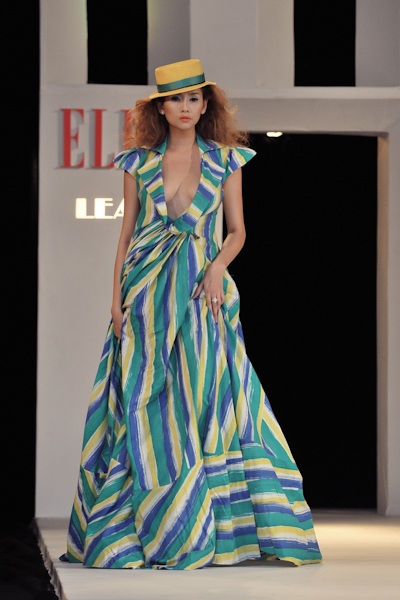 Hoàng Yến không áo lót trên sân khấu - 2 Hoàng Yến không áo lót trên sân khấu - 2