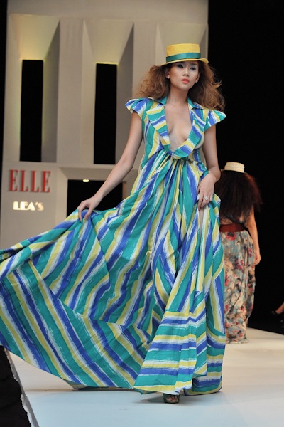 Hoàng Yến không áo lót trên sân khấu - 3 Hoàng Yến không áo lót trên sân khấu - 3