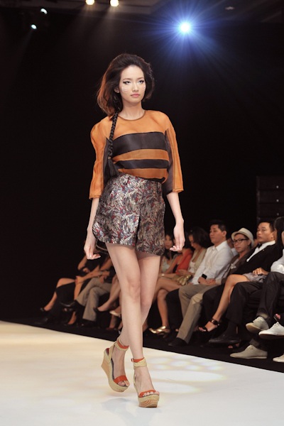 Hoàng Yến không áo lót trên sân khấu - 18 Hoàng Yến không áo lót trên sân khấu - 18