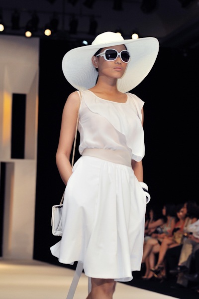 Hoàng Yến không áo lót trên sân khấu - 6 Hoàng Yến không áo lót trên sân khấu - 6