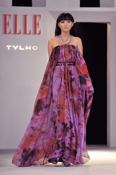 Hoàng Yến không áo lót trên sân khấu - 12 Hoàng Yến không áo lót trên sân khấu - 12