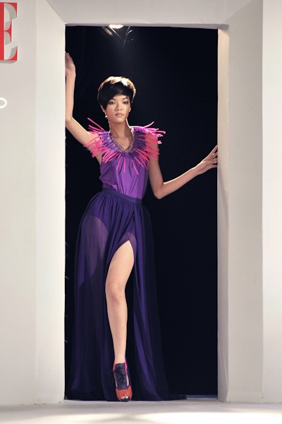 Hoàng Yến không áo lót trên sân khấu - 20 Hoàng Yến không áo lót trên sân khấu - 20