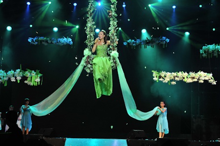"Mưa xối xả" trong liveshow Hồ Quỳnh Hương - 16 "Mưa xối xả" trong liveshow Hồ Quỳnh Hương - 16
