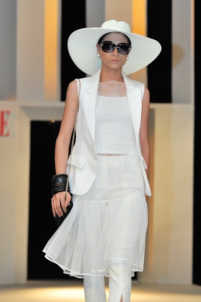 Hoàng Yến không áo lót trên sân khấu - 9 Hoàng Yến không áo lót trên sân khấu - 9