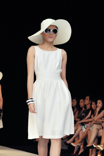 Hoàng Yến không áo lót trên sân khấu - 10 Hoàng Yến không áo lót trên sân khấu - 10