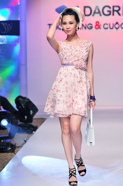 Ngọc Quyên mặc áo trong suốt, Thanh Hằng "cải nam trang" - 13