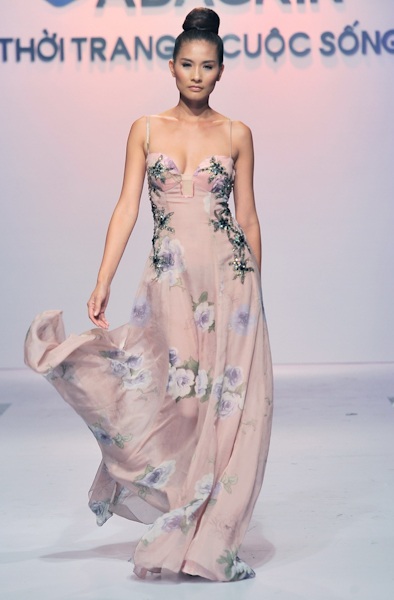 Ngọc Quyên mặc áo trong suốt, Thanh Hằng "cải nam trang" - 11