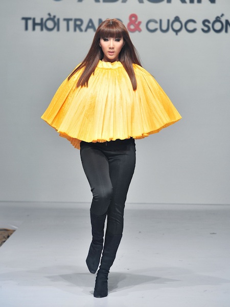 Ngọc Quyên mặc áo trong suốt, Thanh Hằng "cải nam trang" - 3