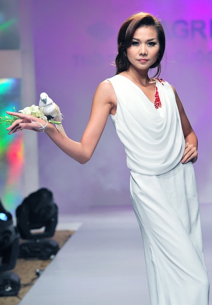 Ngọc Quyên mặc áo trong suốt, Thanh Hằng "cải nam trang" - 8