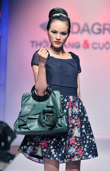 Ngọc Quyên mặc áo trong suốt, Thanh Hằng "cải nam trang" - 7