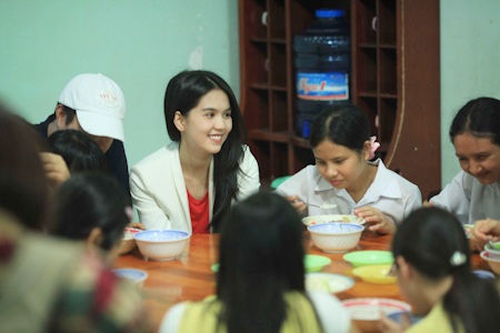 Ngọc Trinh giản dị đi làm từ thiện - 9 Ngọc Trinh giản dị đi làm từ thiện - 9