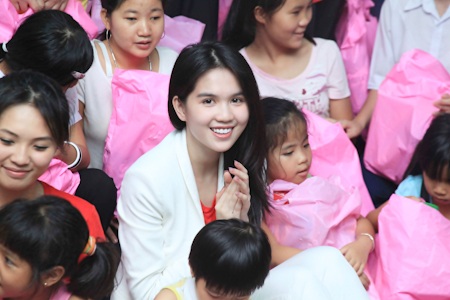 Ngọc Trinh giản dị đi làm từ thiện - 12 Ngọc Trinh giản dị đi làm từ thiện - 12