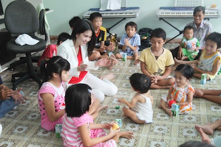 Ngọc Trinh giản dị đi làm từ thiện - 2 Ngọc Trinh giản dị đi làm từ thiện - 2