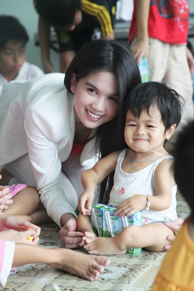 Ngọc Trinh giản dị đi làm từ thiện - 3 Ngọc Trinh giản dị đi làm từ thiện - 3
