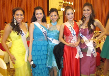 Trúc Diễm rạng rỡ trong trang phục truyền thống - 15 Trúc Diễm rạng rỡ trong trang phục truyền thống - 15