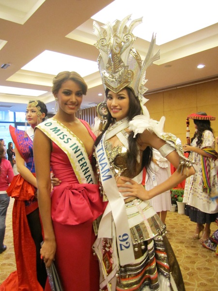 Trúc Diễm rạng rỡ trong trang phục truyền thống - 8 Trúc Diễm rạng rỡ trong trang phục truyền thống - 8