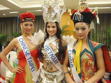 Trúc Diễm rạng rỡ trong trang phục truyền thống - 9 Trúc Diễm rạng rỡ trong trang phục truyền thống - 9