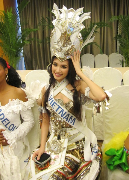 Trúc Diễm rạng rỡ trong trang phục truyền thống - 10 Trúc Diễm rạng rỡ trong trang phục truyền thống - 10