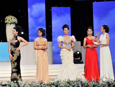 Diệp Bảo Ngọc đoạt giải Hoa khôi phụ nữ thời đại - 8